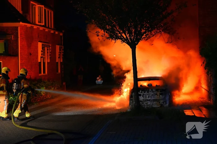 Geparkeerde auto in vlammen