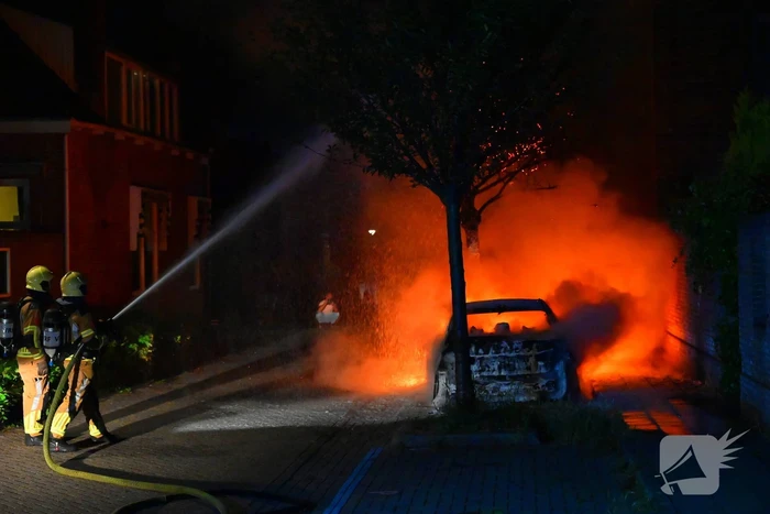 Geparkeerde auto in vlammen