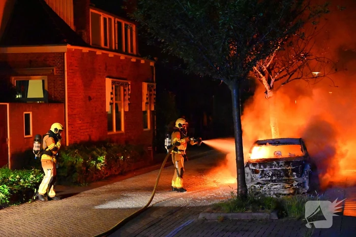 Geparkeerde auto in vlammen