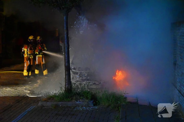 Geparkeerde auto in vlammen