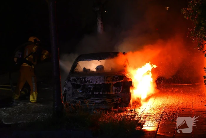Geparkeerde auto in vlammen
