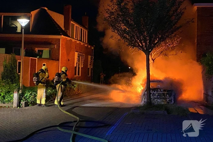 Geparkeerde auto in vlammen