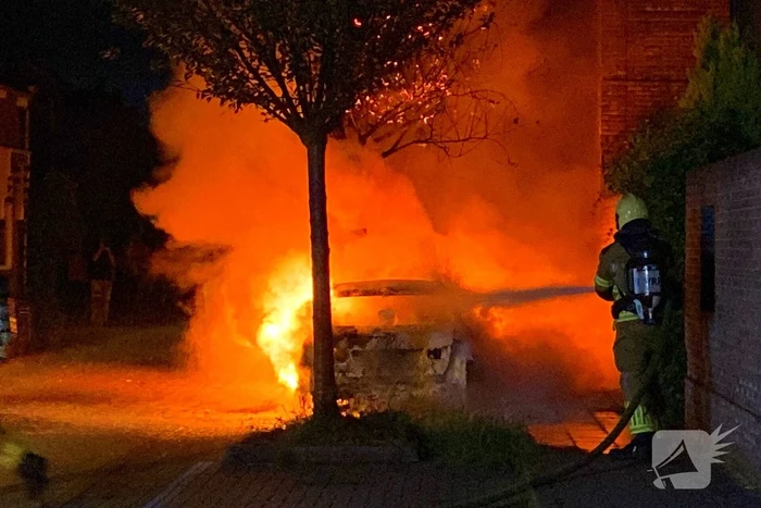 Geparkeerde auto in vlammen