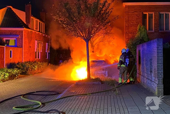 Geparkeerde auto in vlammen