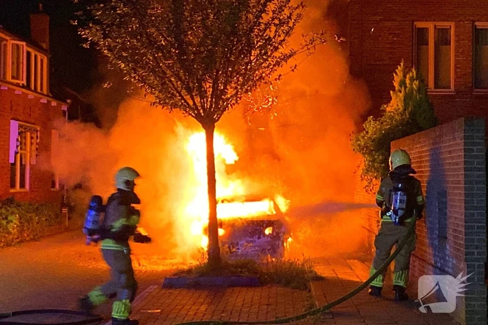 Geparkeerde auto in vlammen
