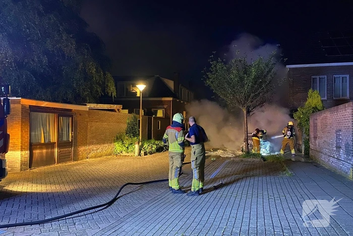 Geparkeerde auto in vlammen