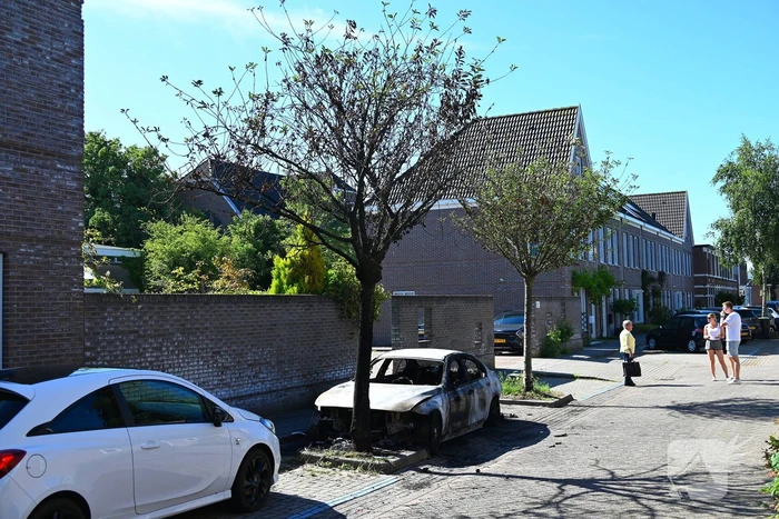 Geparkeerde auto in vlammen