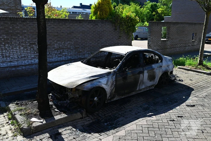 Geparkeerde auto in vlammen