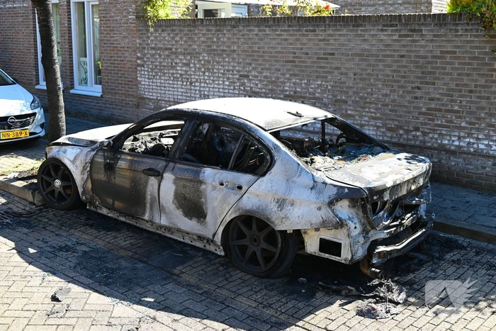Geparkeerde auto in vlammen
