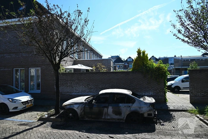 Geparkeerde auto in vlammen