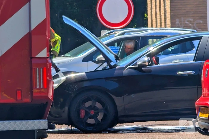 Brandweer blust auto op parkeerterrein