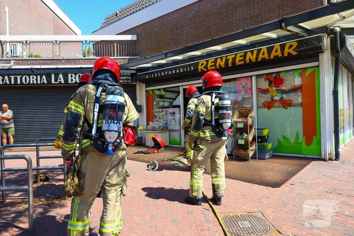 Brand in dierenwinkel snel geblust