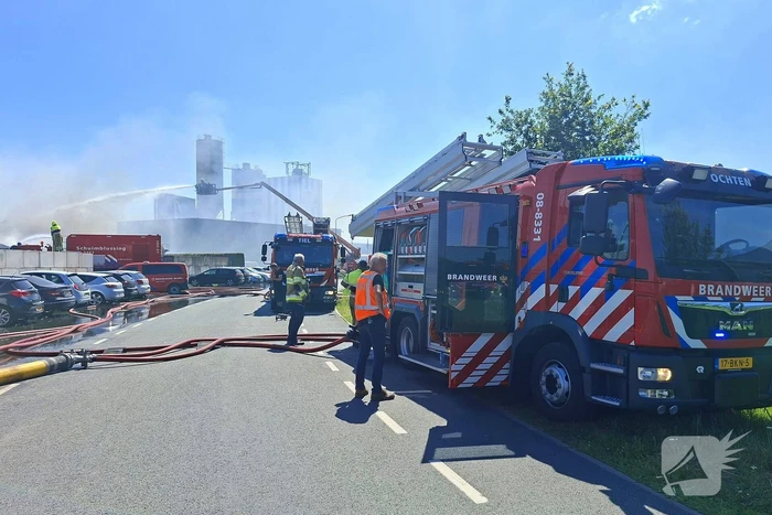Grote industriebrand zorgt voor dikke rook