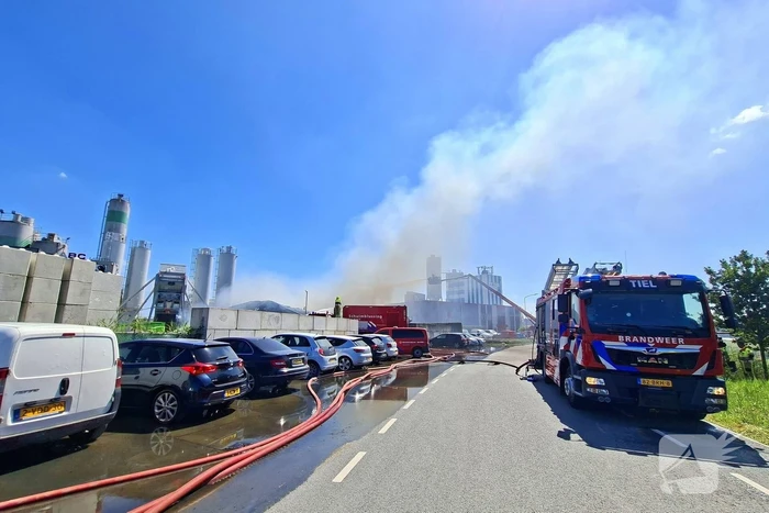 Grote industriebrand zorgt voor dikke rook