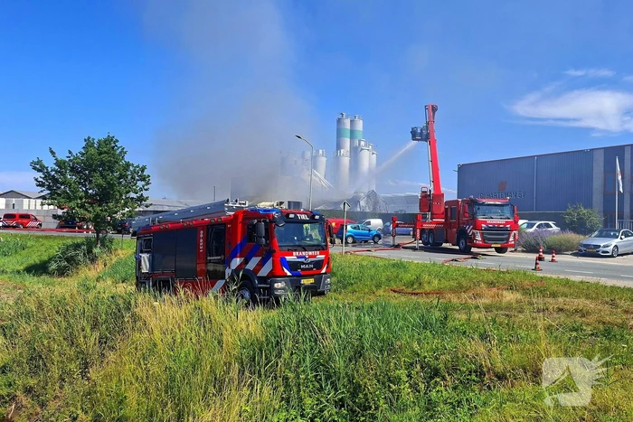 Grote industriebrand zorgt voor dikke rook