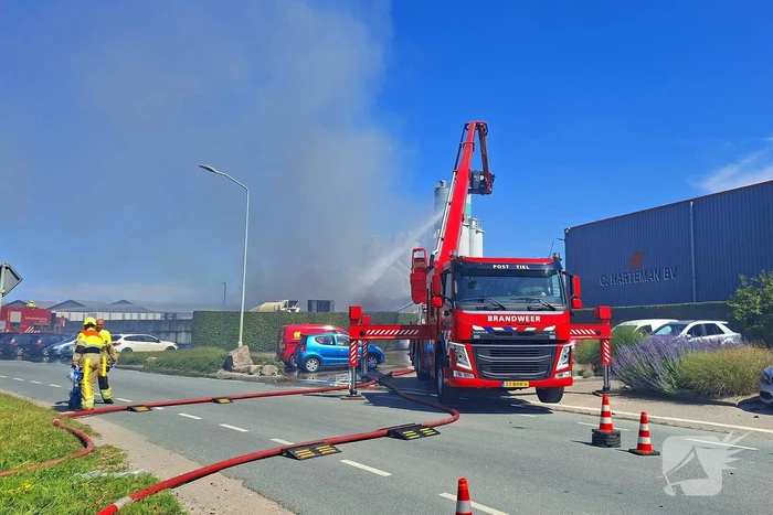 Grote industriebrand zorgt voor dikke rook
