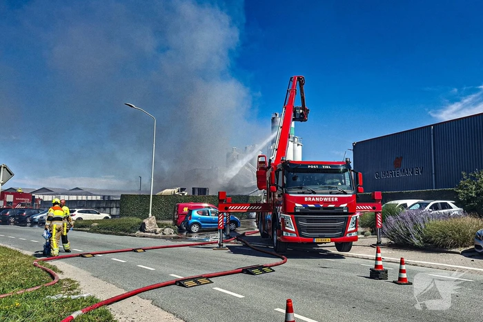 Grote industriebrand zorgt voor dikke rook