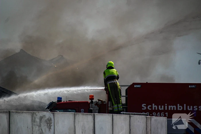 Grote industriebrand zorgt voor dikke rook