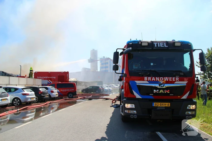 Grote industriebrand zorgt voor dikke rook