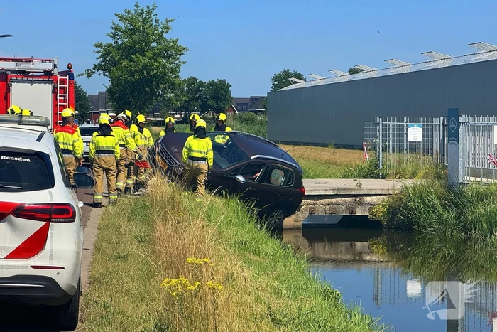 Auto balanceert gevaarlijk op brug