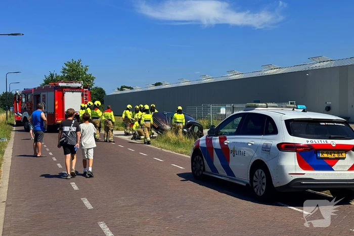 Auto balanceert gevaarlijk op brug