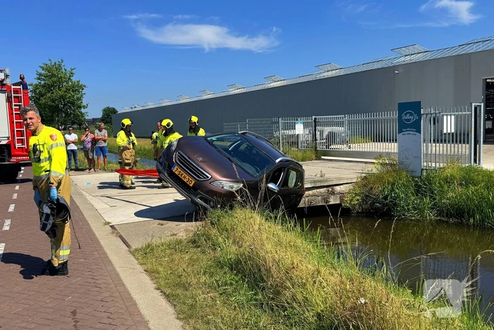 Auto balanceert gevaarlijk op brug