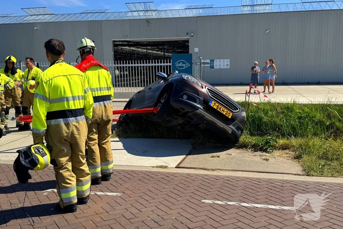 Auto balanceert gevaarlijk op brug
