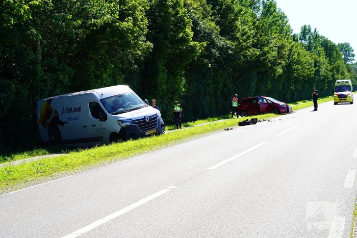 Voertuigen zwaar beschadigd na aanrijding