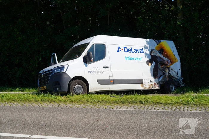 Voertuigen zwaar beschadigd na aanrijding