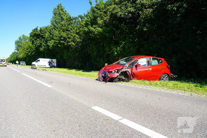 Voertuigen zwaar beschadigd na aanrijding