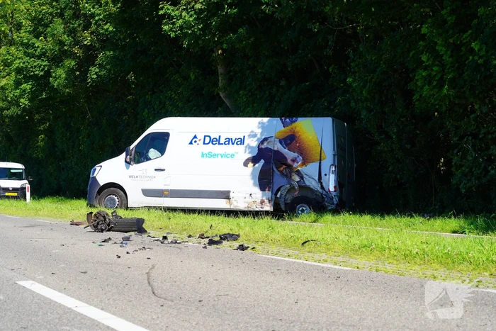 Voertuigen zwaar beschadigd na aanrijding