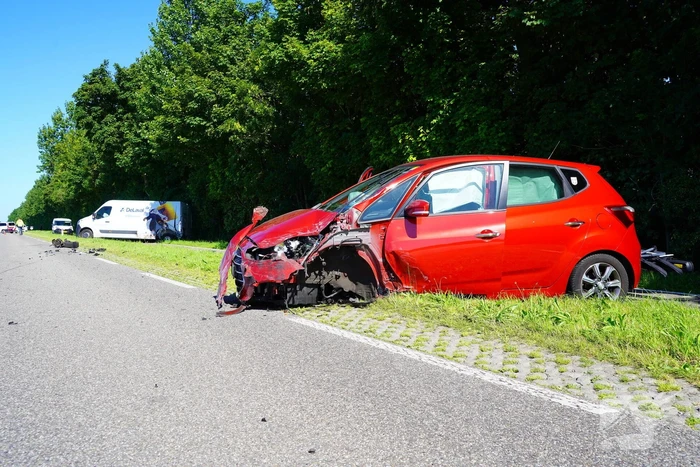 Voertuigen zwaar beschadigd na aanrijding