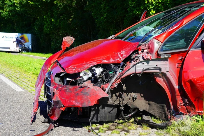 Voertuigen zwaar beschadigd na aanrijding