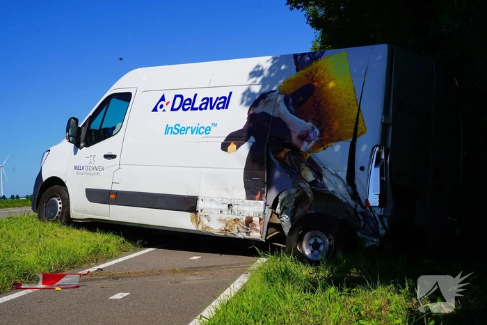 Voertuigen zwaar beschadigd na aanrijding