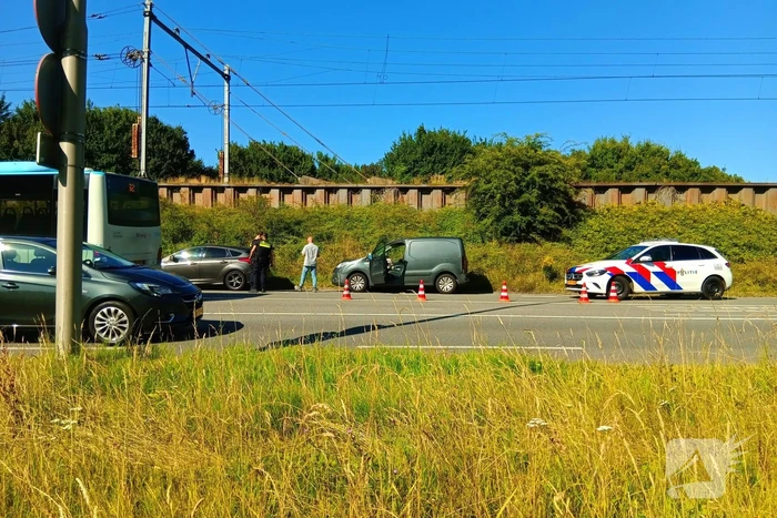 Botsing met letsel tussen drie voertuigen