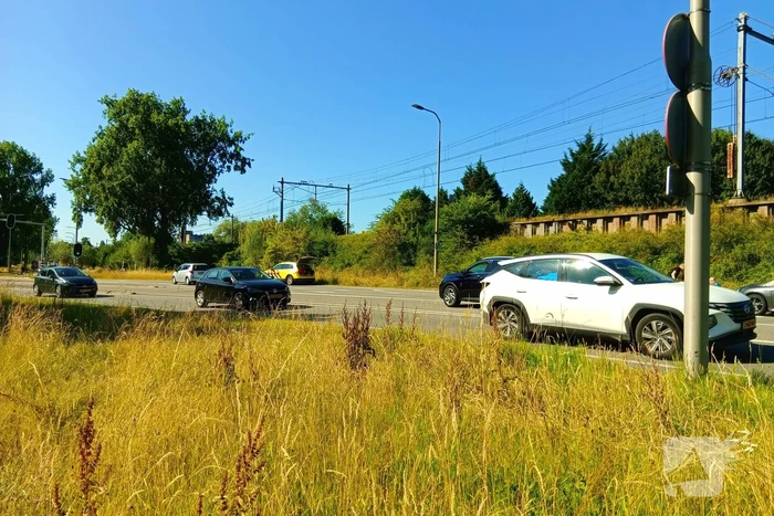 Botsing met letsel tussen drie voertuigen