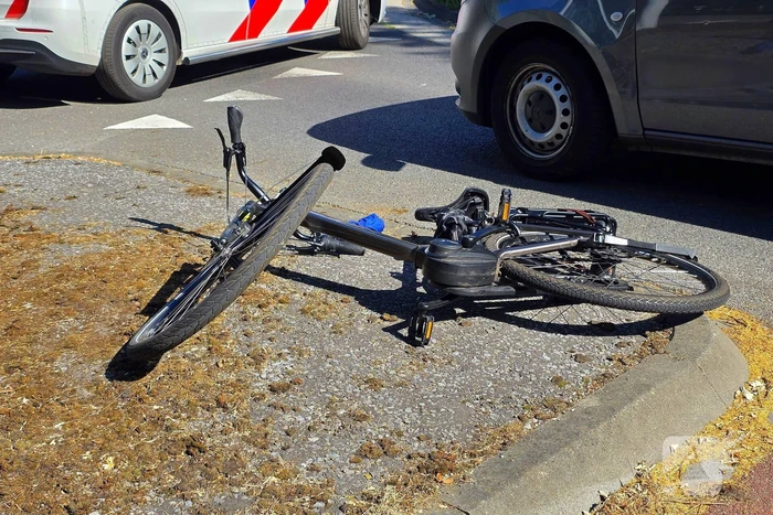 Fietser gewond bij aanrijding met taxibus