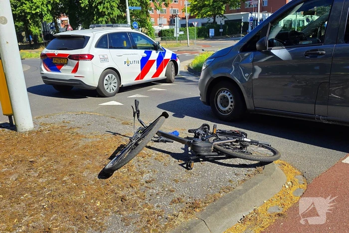 Fietser gewond bij aanrijding met taxibus