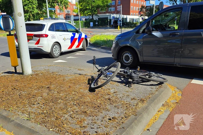 Fietser gewond bij aanrijding met taxibus