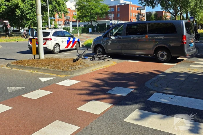 Fietser gewond bij aanrijding met taxibus