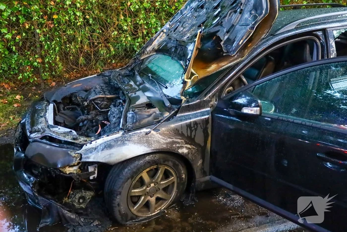 Auto gaat in vlammen op