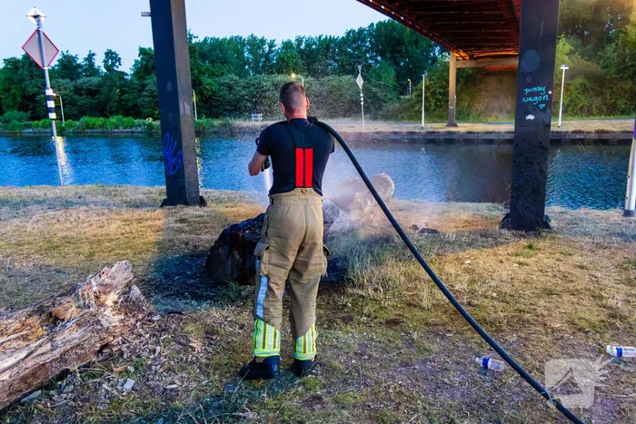 Mogelijke brandstichting bij boomstronk