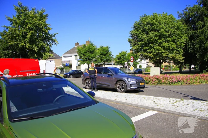 Auto botst en bestuurder raakt klem bij ongeval