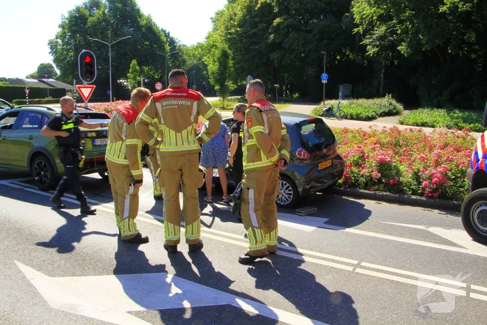 Auto botst en bestuurder raakt klem bij ongeval