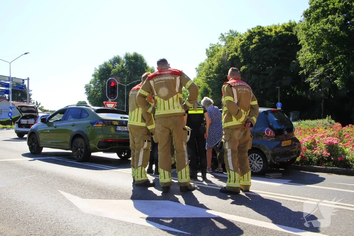 Auto botst en bestuurder raakt klem bij ongeval