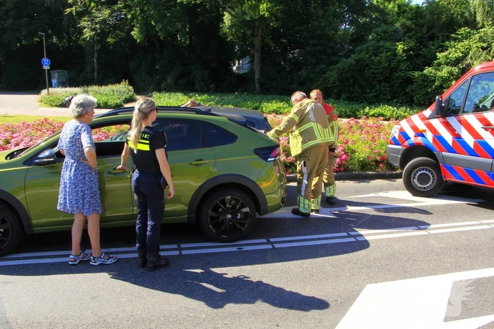 Auto botst en bestuurder raakt klem bij ongeval
