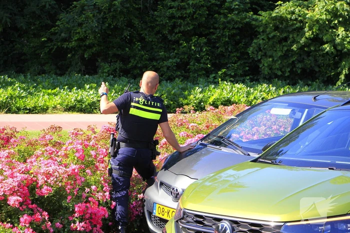 Auto botst en bestuurder raakt klem bij ongeval