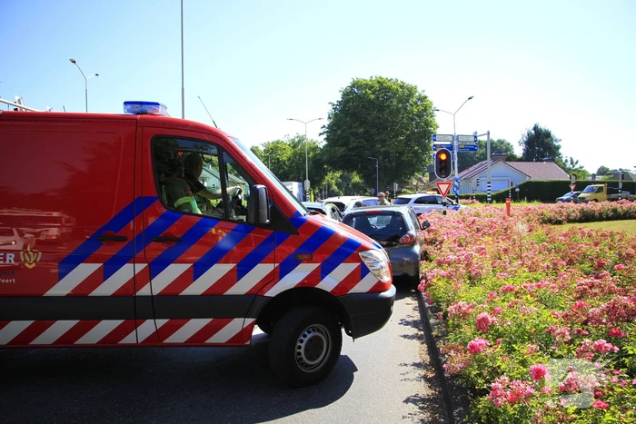 Auto botst en bestuurder raakt klem bij ongeval