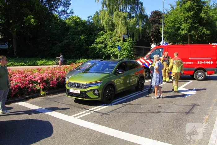 Auto botst en bestuurder raakt klem bij ongeval