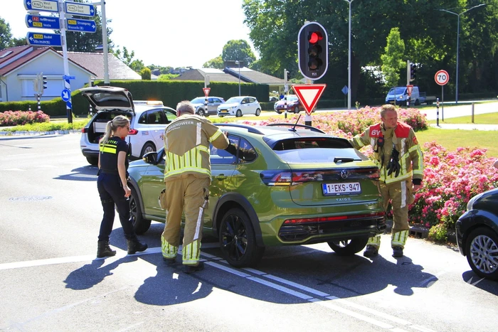 Auto botst en bestuurder raakt klem bij ongeval